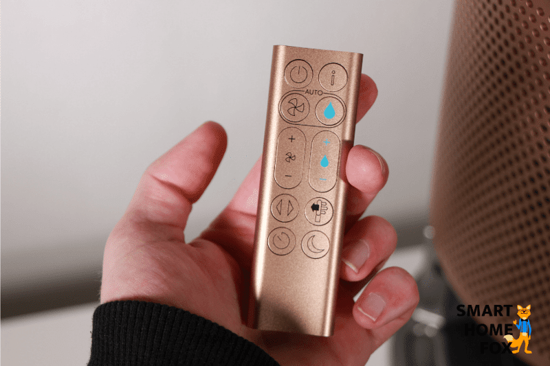 Die kleine Fernbedienung vom Dyson Purifier Humidify+Cool Formaldehyde PH04 ist gebogen und liegt in einer Hand